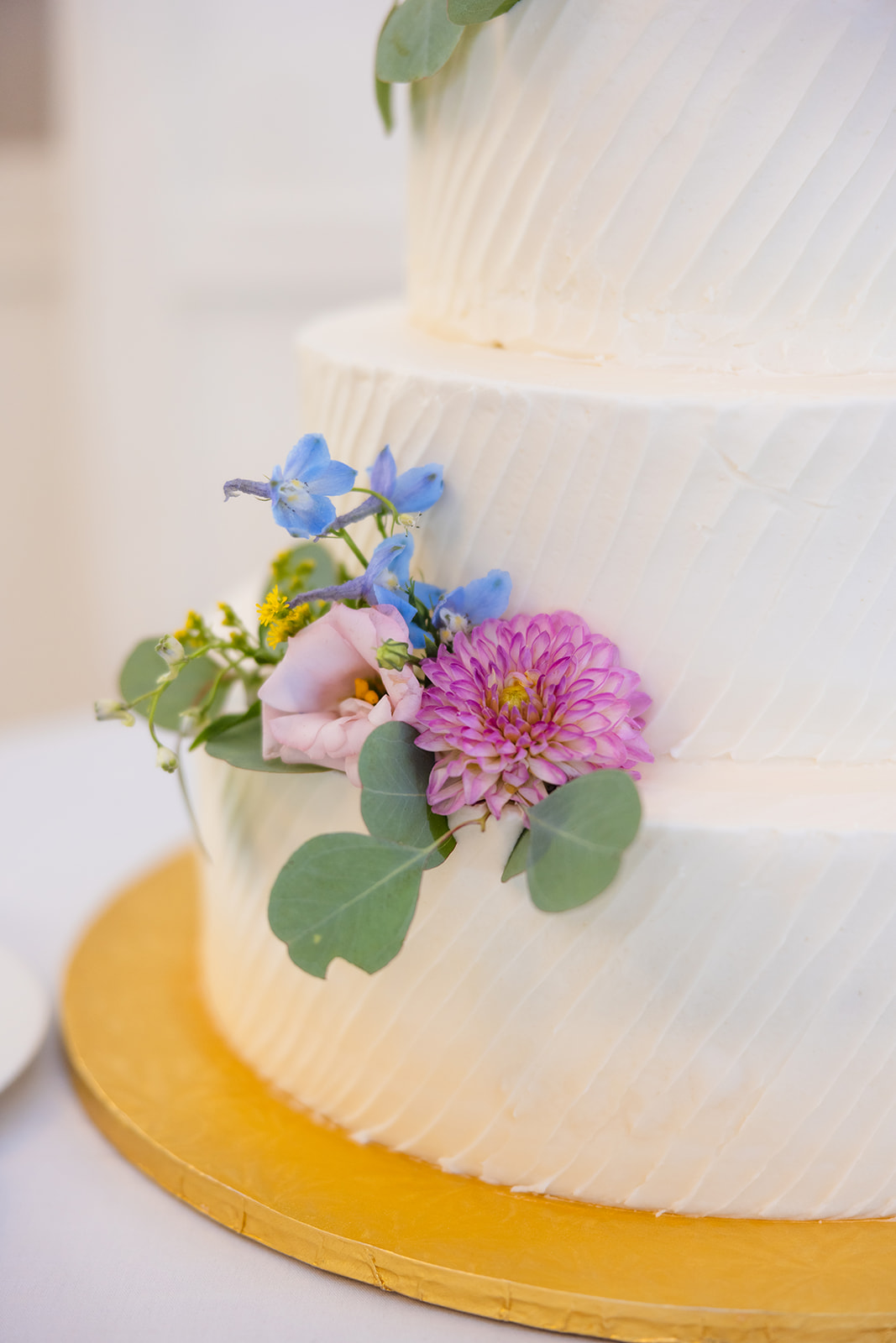 minimal wedding cake with florals