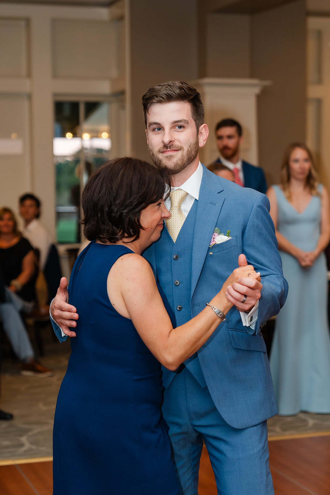 parent dance of the groom and mother